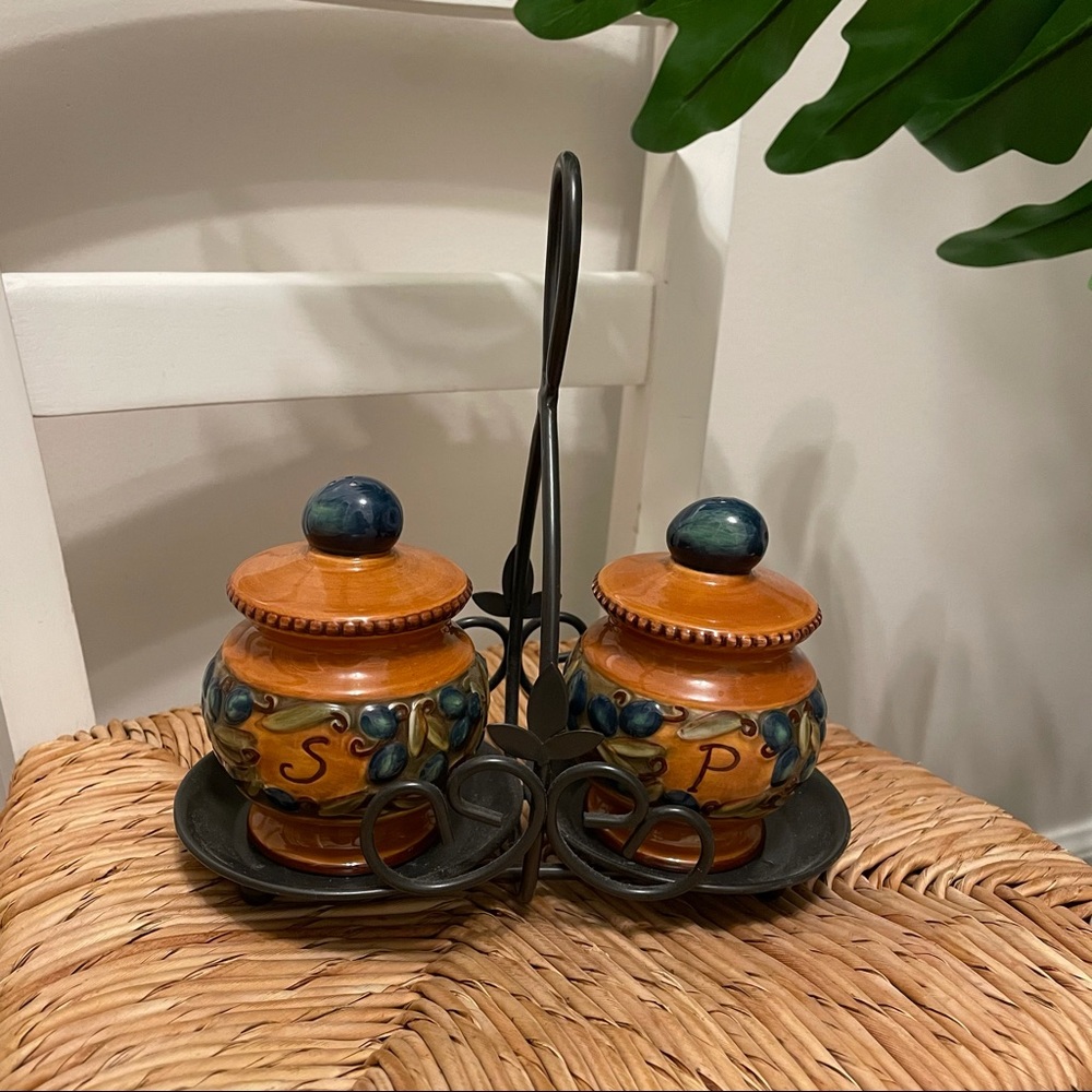 Retro salt and pepper shaker with carrying holder